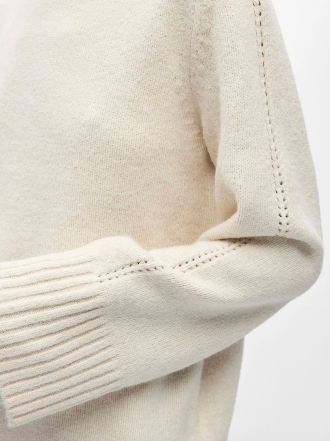 Pull col roulé OBJMALI OBJECT Birch – détail maille ajourée et poignet côtelé