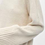 Pull col roulé OBJMALI OBJECT Birch – détail maille ajourée et poignet côtelé