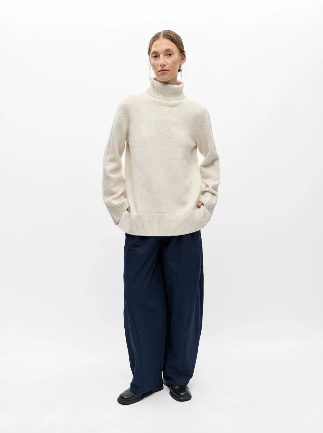 Pull col roulé OBJMALI OBJECT Birch – porté de face avec pantalon marine