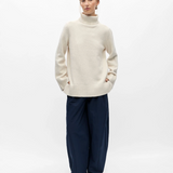 Pull col roulé OBJMALI OBJECT Birch – porté de face avec pantalon marine