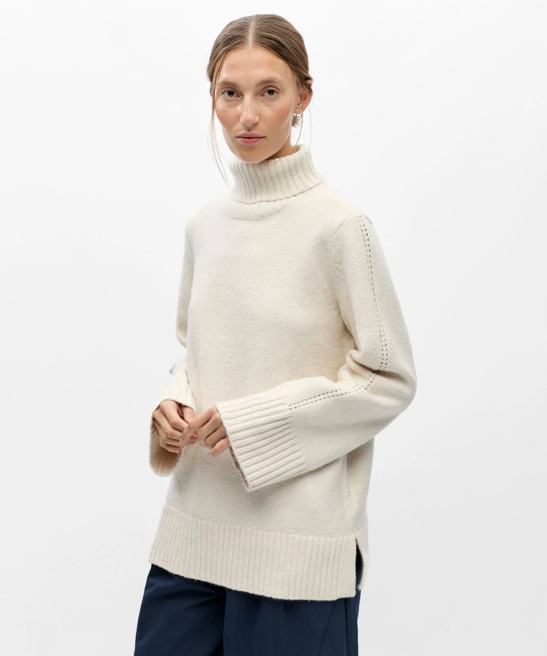 Pull col roulé OBJMALI OBJECT Birch – détail col roulé et manches ajourées