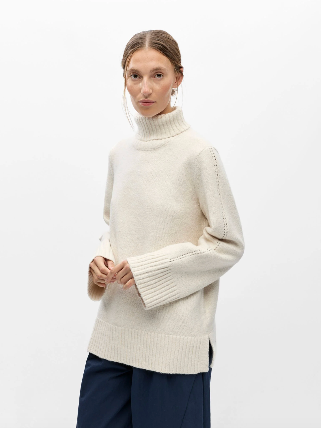 Pull col roulé OBJMALI OBJECT Birch – détail col roulé et manches ajourées