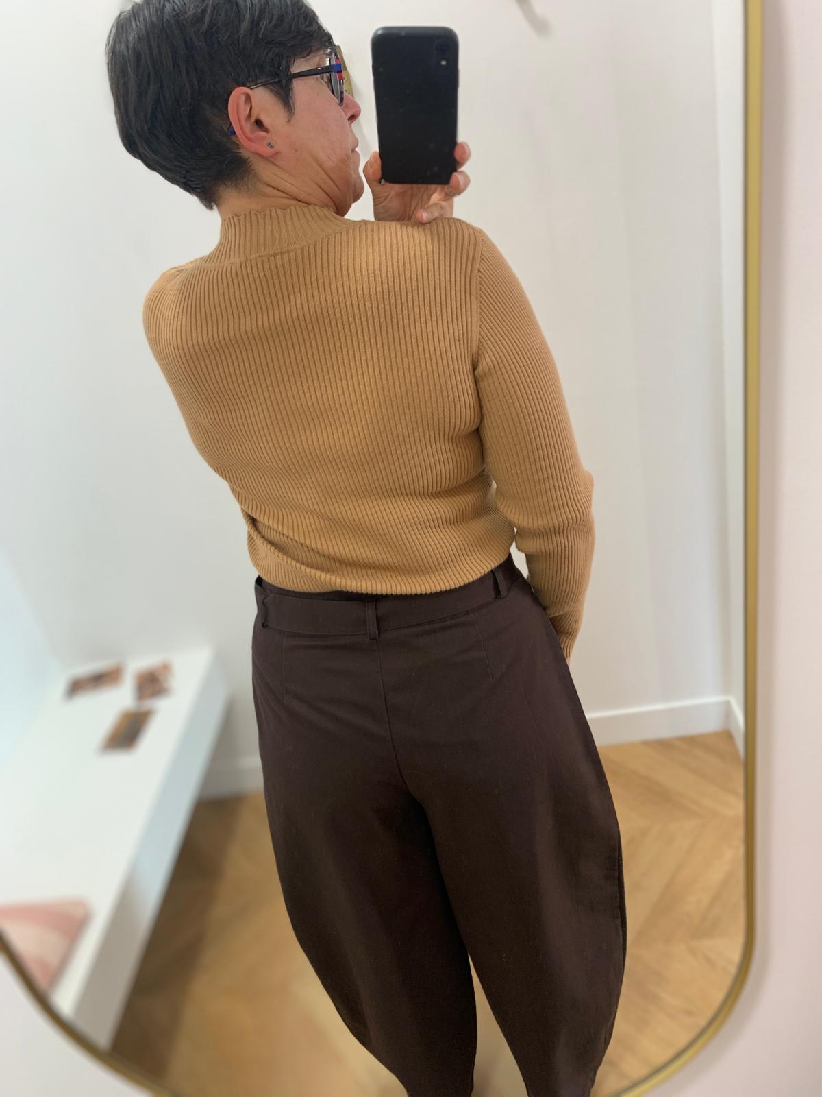 Pull ESSENTIEL C'EST BEAU LA VIE Latte – porté de dos