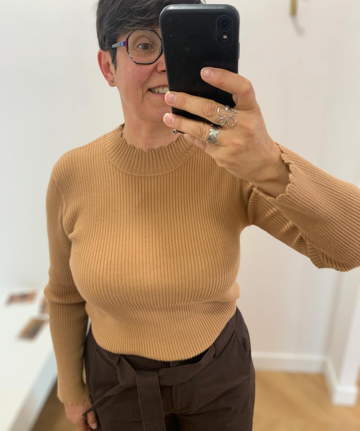 Pull ESSENTIEL C'EST BEAU LA VIE Latte – porté de face