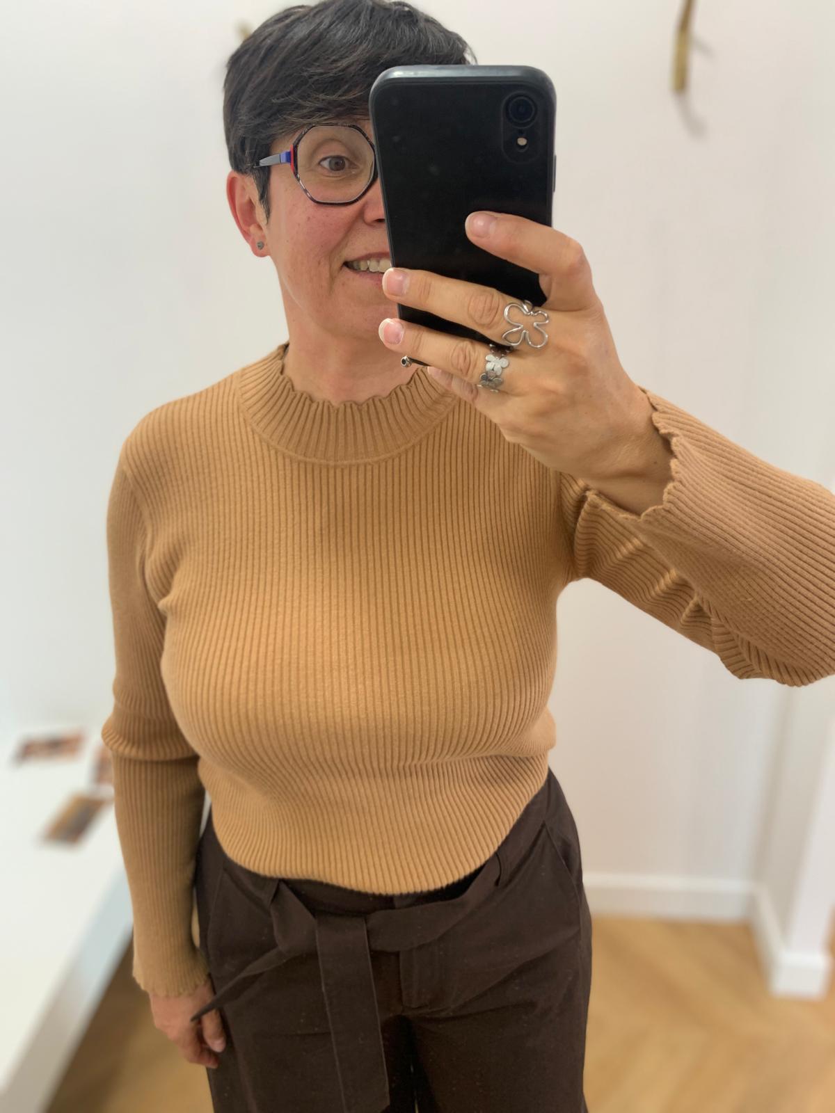 Pull ESSENTIEL C'EST BEAU LA VIE Latte – porté de face