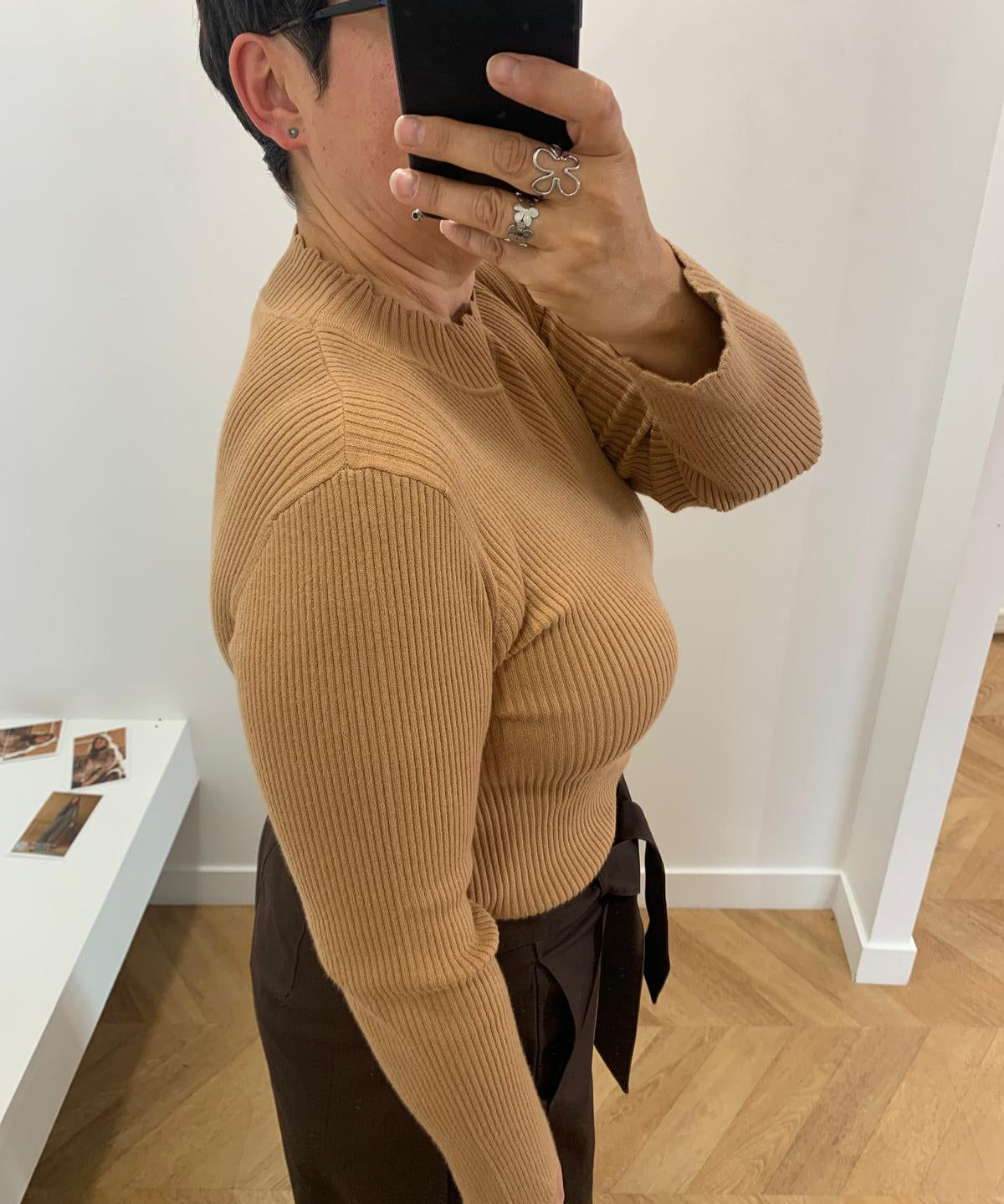 Pull ESSENTIEL C'EST BEAU LA VIE Latte – porté de profil