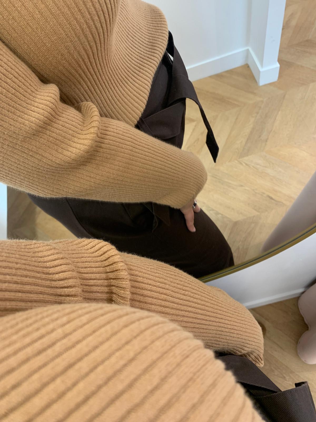 Pull ESSENTIEL C'EST BEAU LA VIE Latte – détail maille côtelée et manche