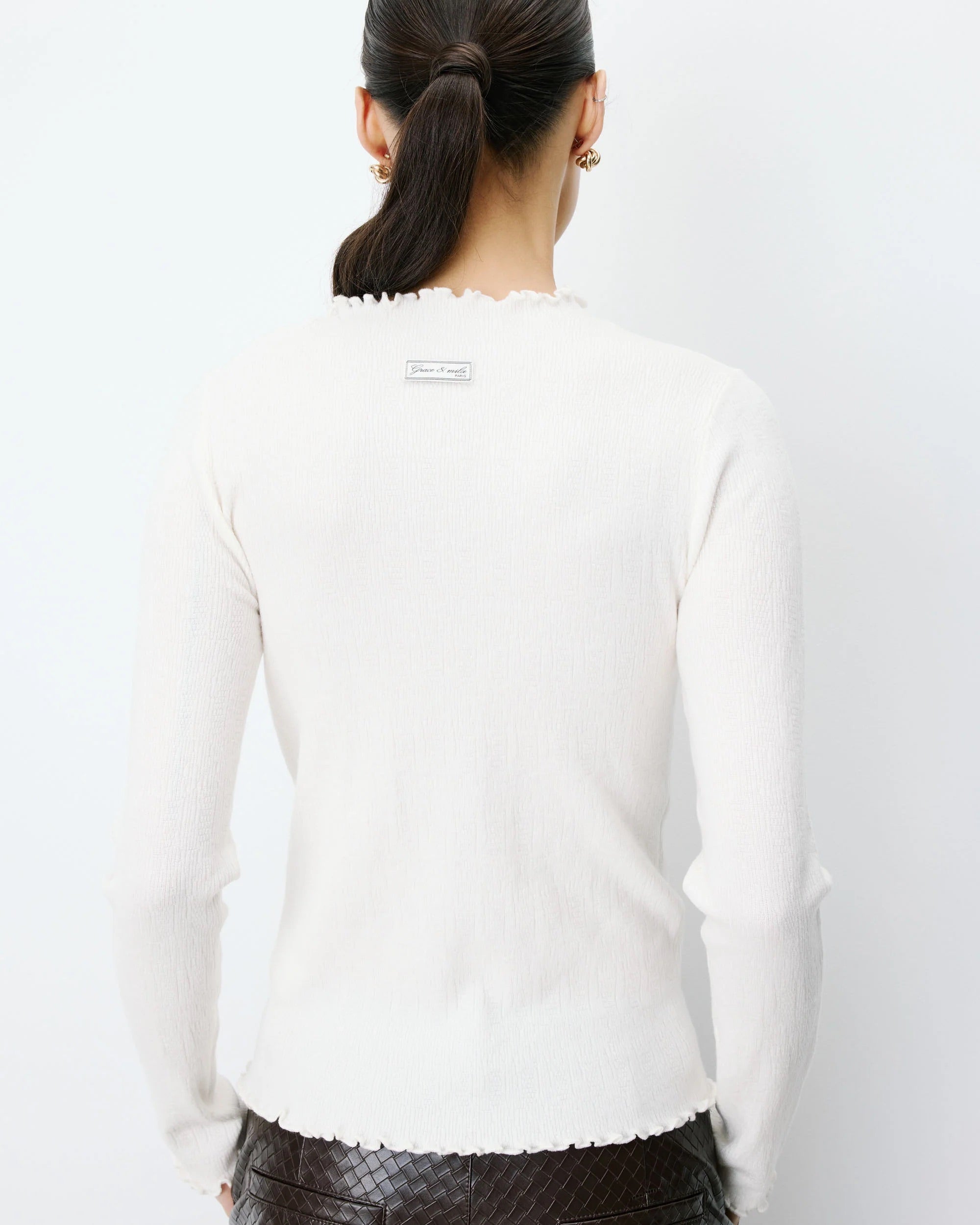 Pull ALINO GRACE & MILA ivoire – porté de dos, détail étiquette