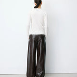 Pull ALINO GRACE & MILA ivoire – porté de dos avec pantalon marron