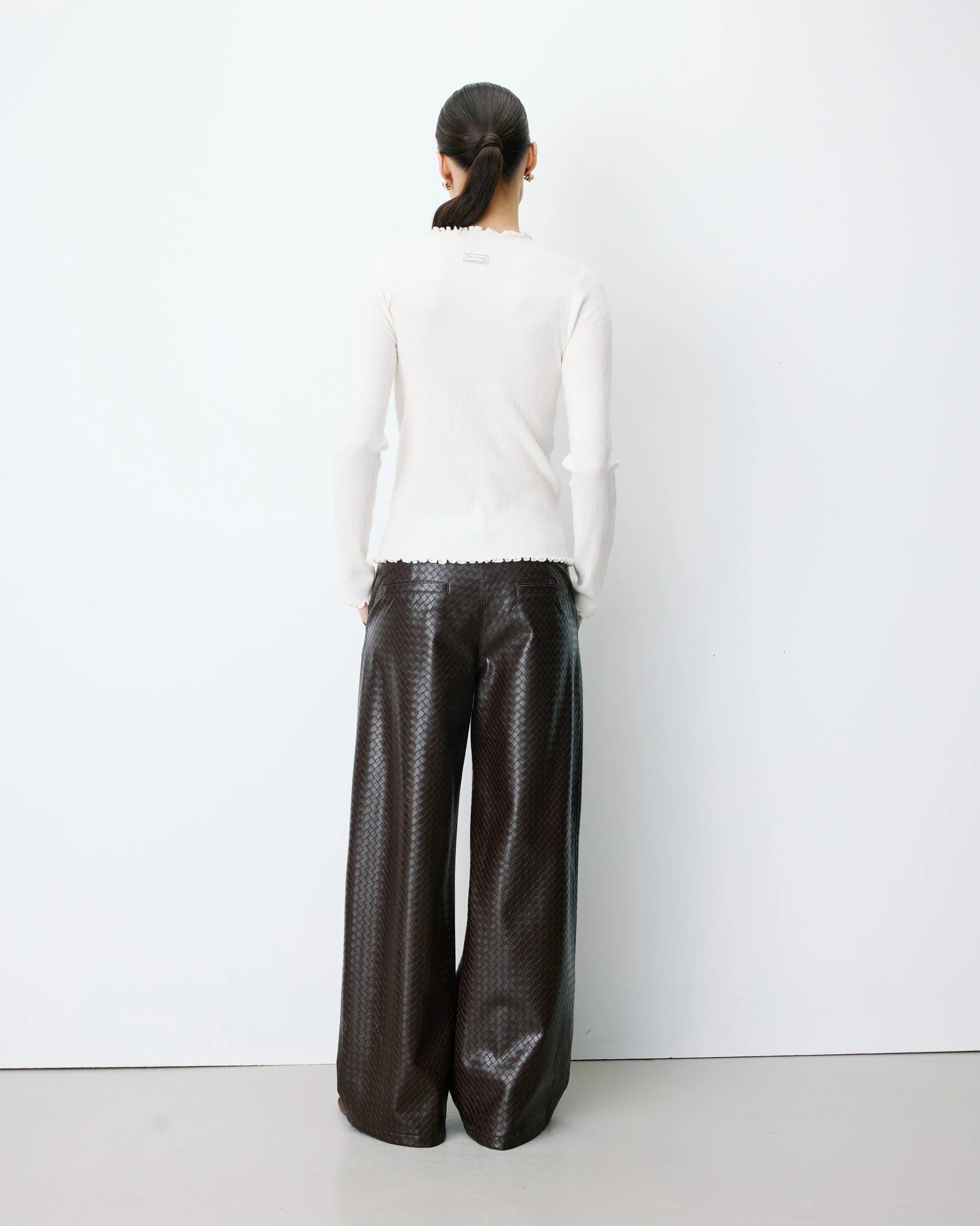 Pull ALINO GRACE & MILA ivoire – porté de dos avec pantalon marron