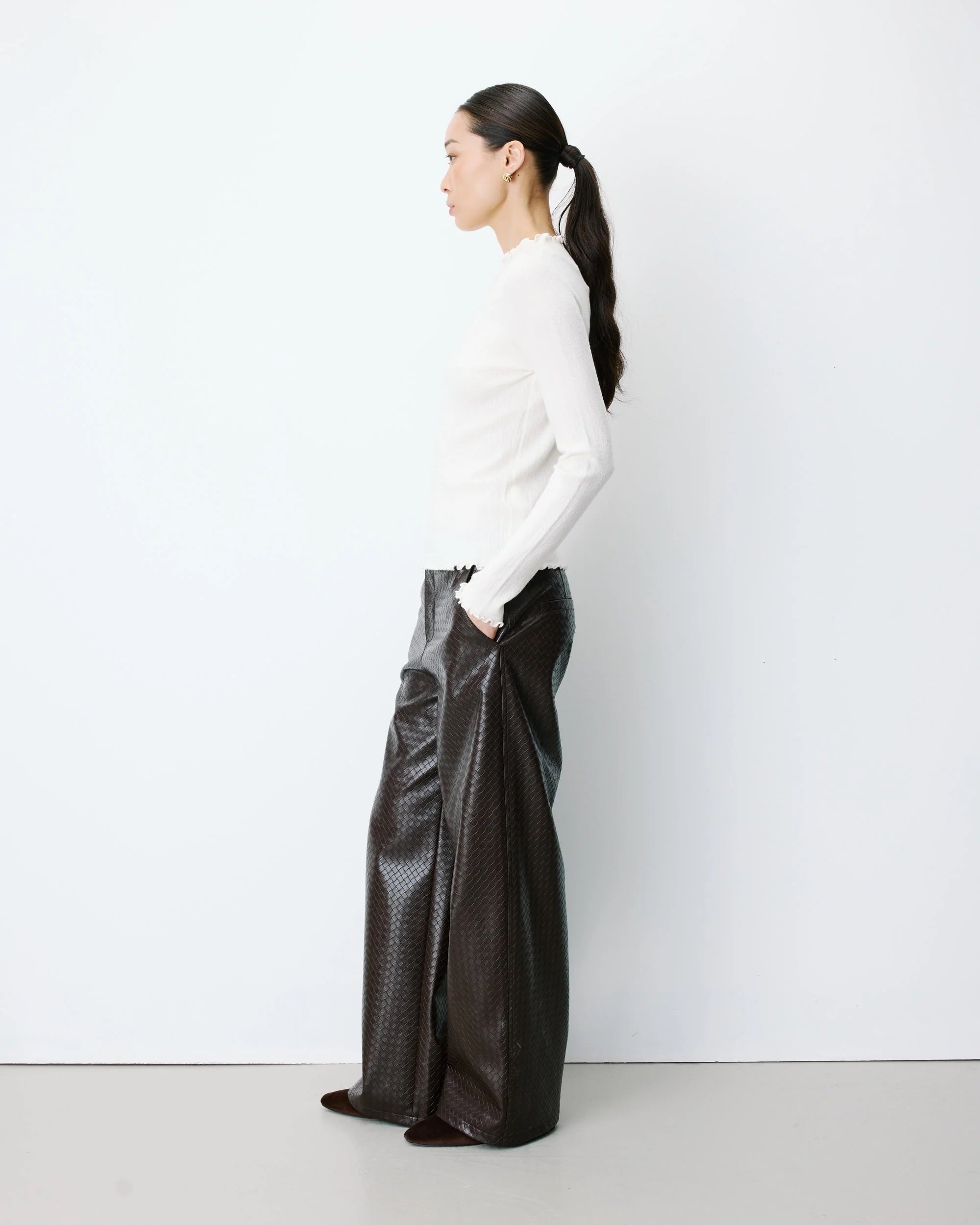 Pull ALINO GRACE & MILA ivoire – porté de profil