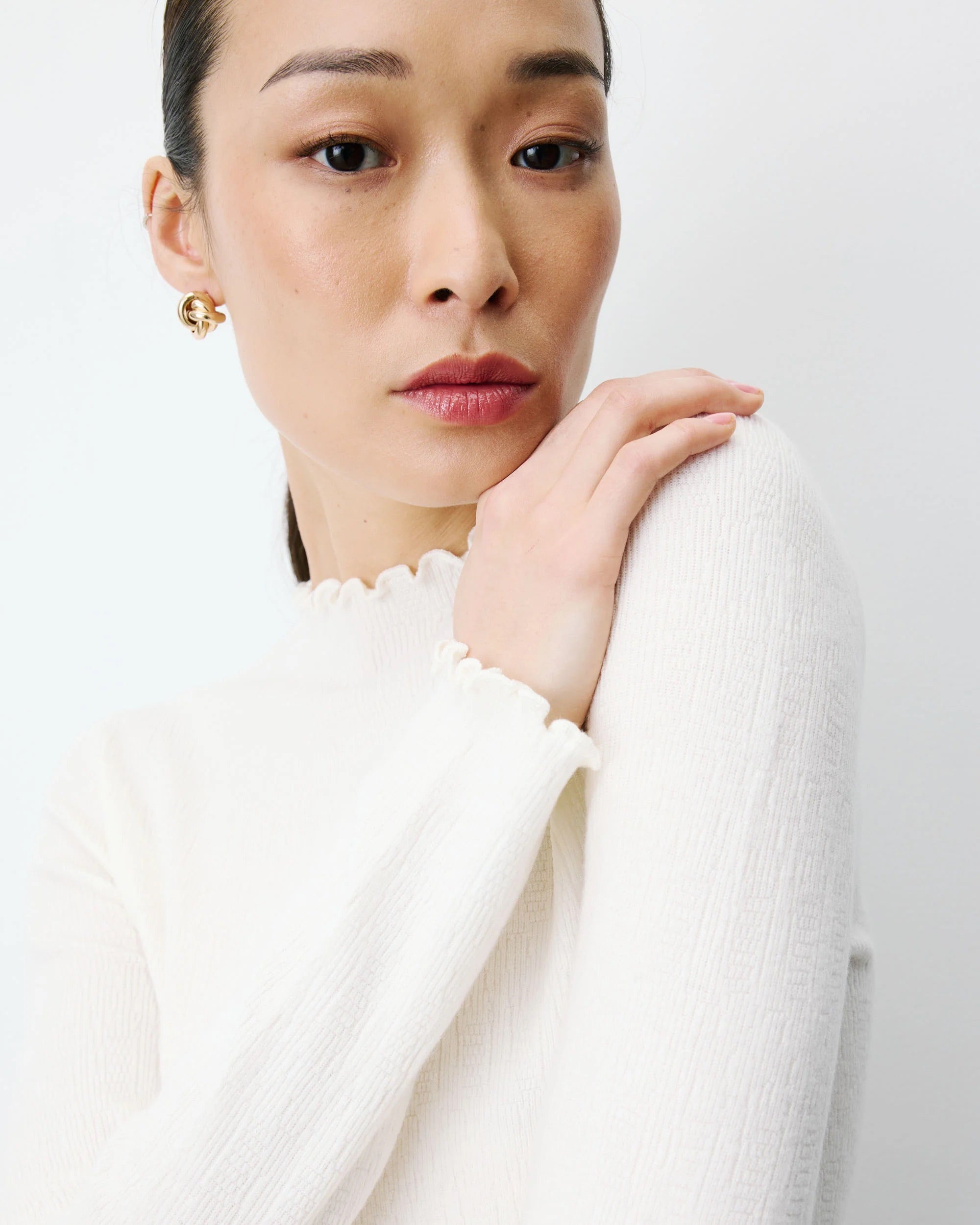 Pull ALINO GRACE & MILA ivoire – détail col montant et poignets festonnés