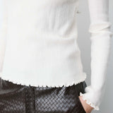 Pull ALINO GRACE & MILA ivoire – détail maille et finitions festonnées