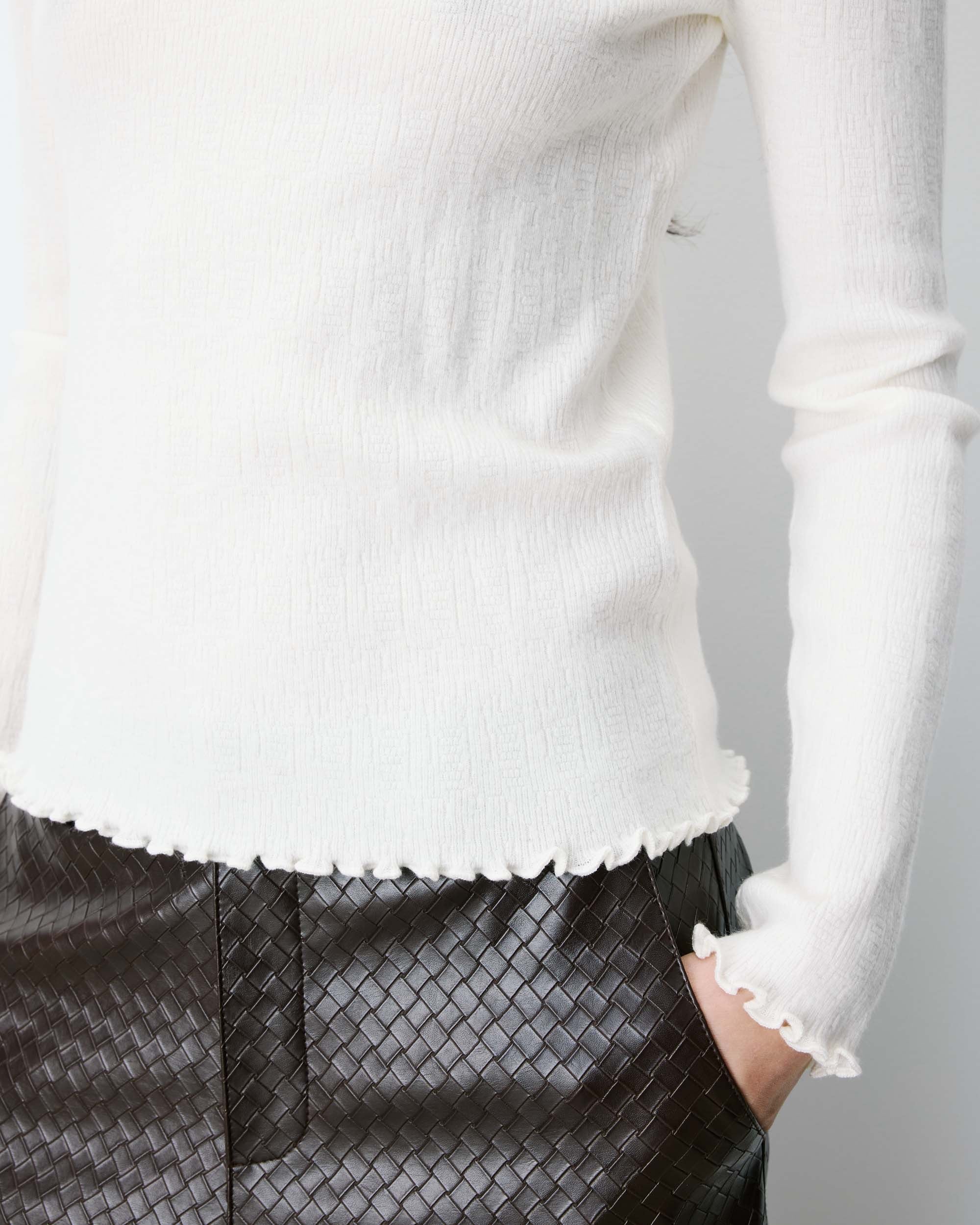 Pull ALINO GRACE & MILA ivoire – détail maille et finitions festonnées
