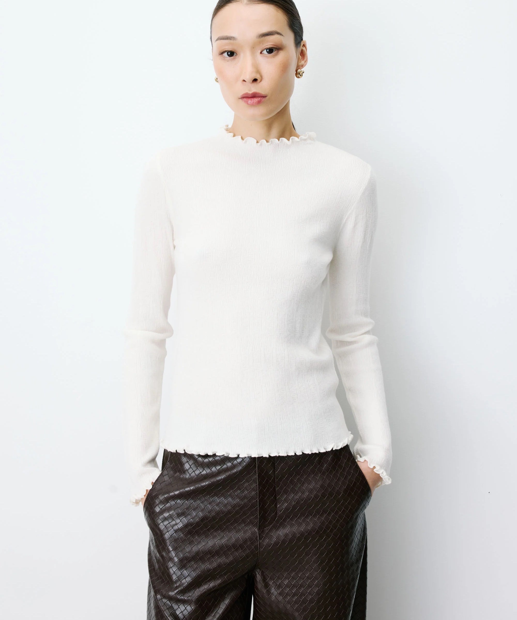 Pull ALINO GRACE & MILA ivoire – porté de face, détail coupe ajustée
