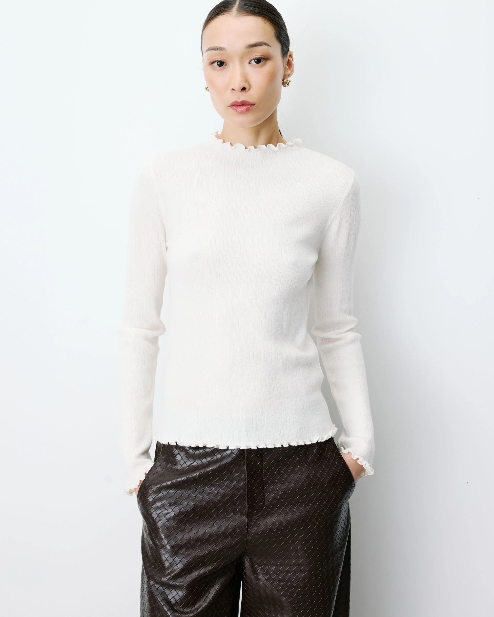Pull ALINO GRACE & MILA ivoire – porté de face, détail coupe ajustée