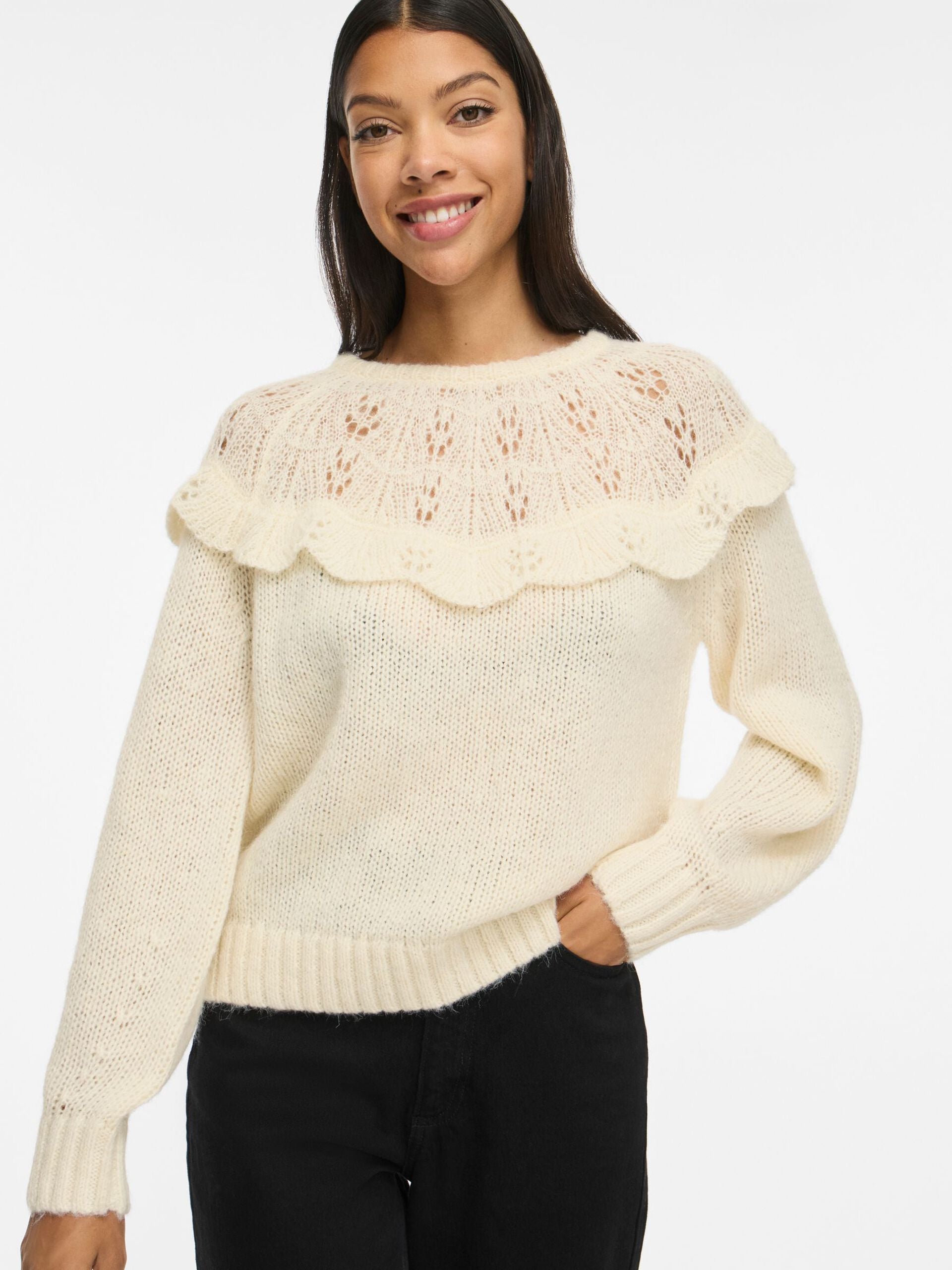 Pull VIMOYANO VILA Birch – porté de face avec pantalon noir