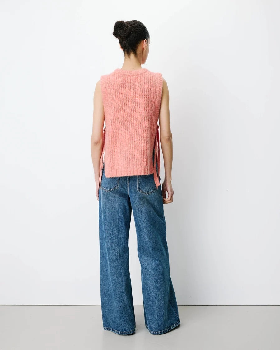 Pull sans manches ARGAN GRACE & MILA pêche – porté de dos avec jean large