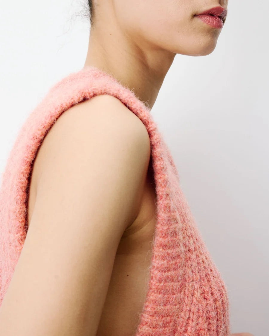 Pull ARGAN GRACE & MILA pêche – détail de la maille moelleuse et de l'emmanchure