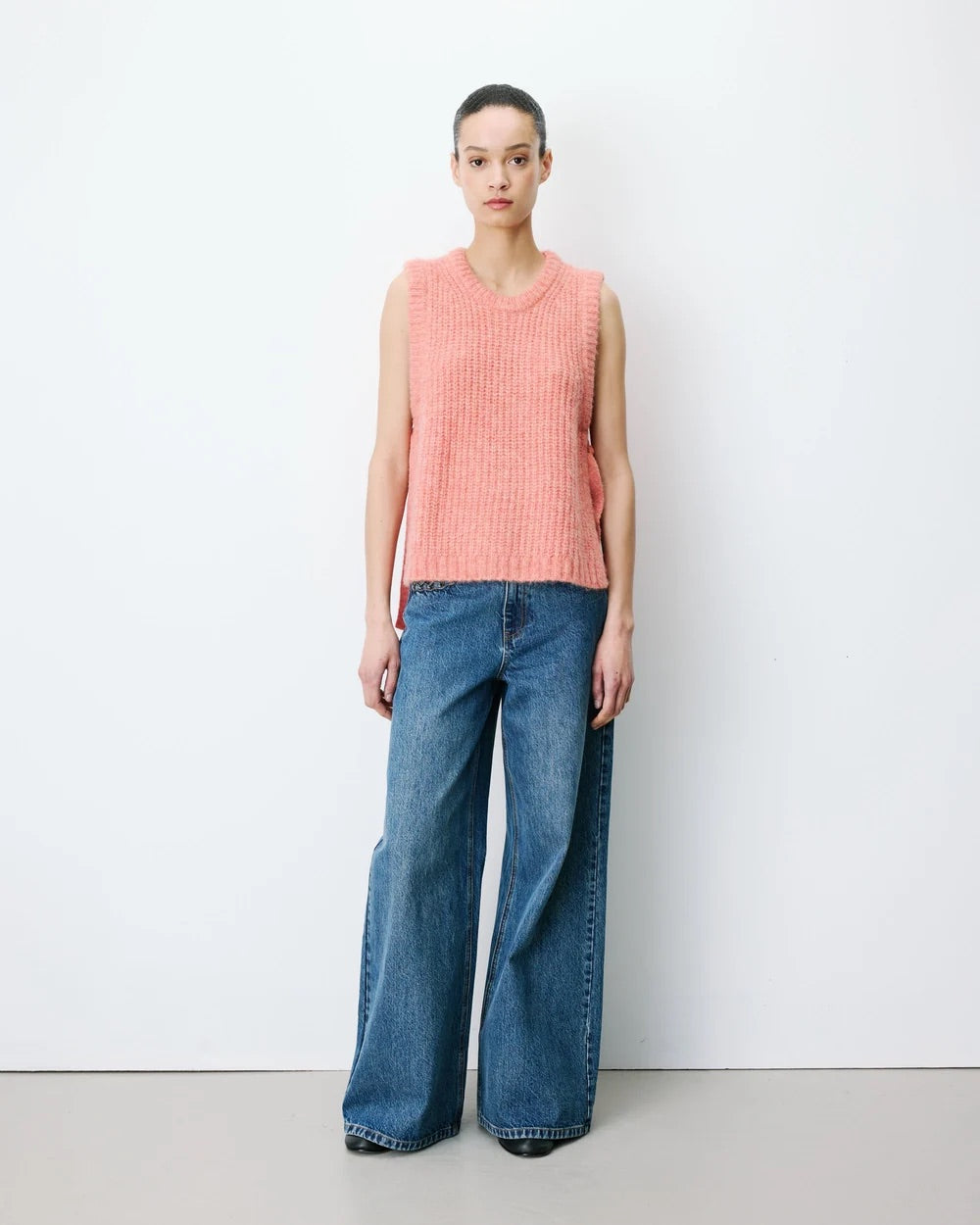 Pull sans manches ARGAN GRACE & MILA pêche – porté de face avec jean large
