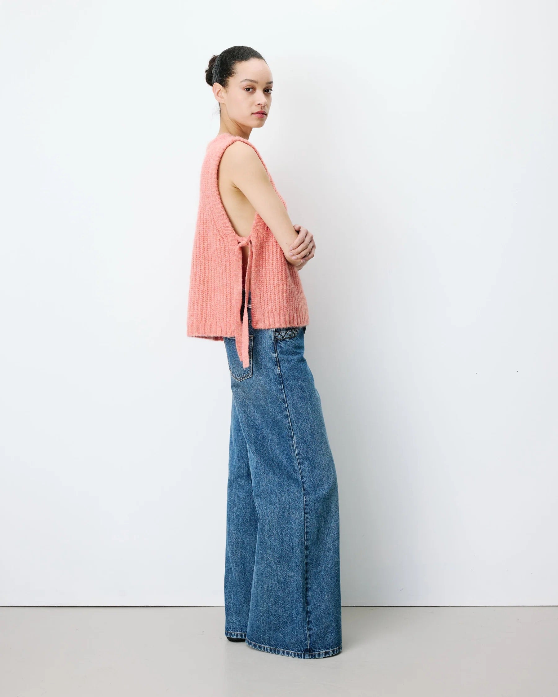 Pull sans manches ARGAN GRACE & MILA pêche – vue de profil avec ouverture latérale à nouer