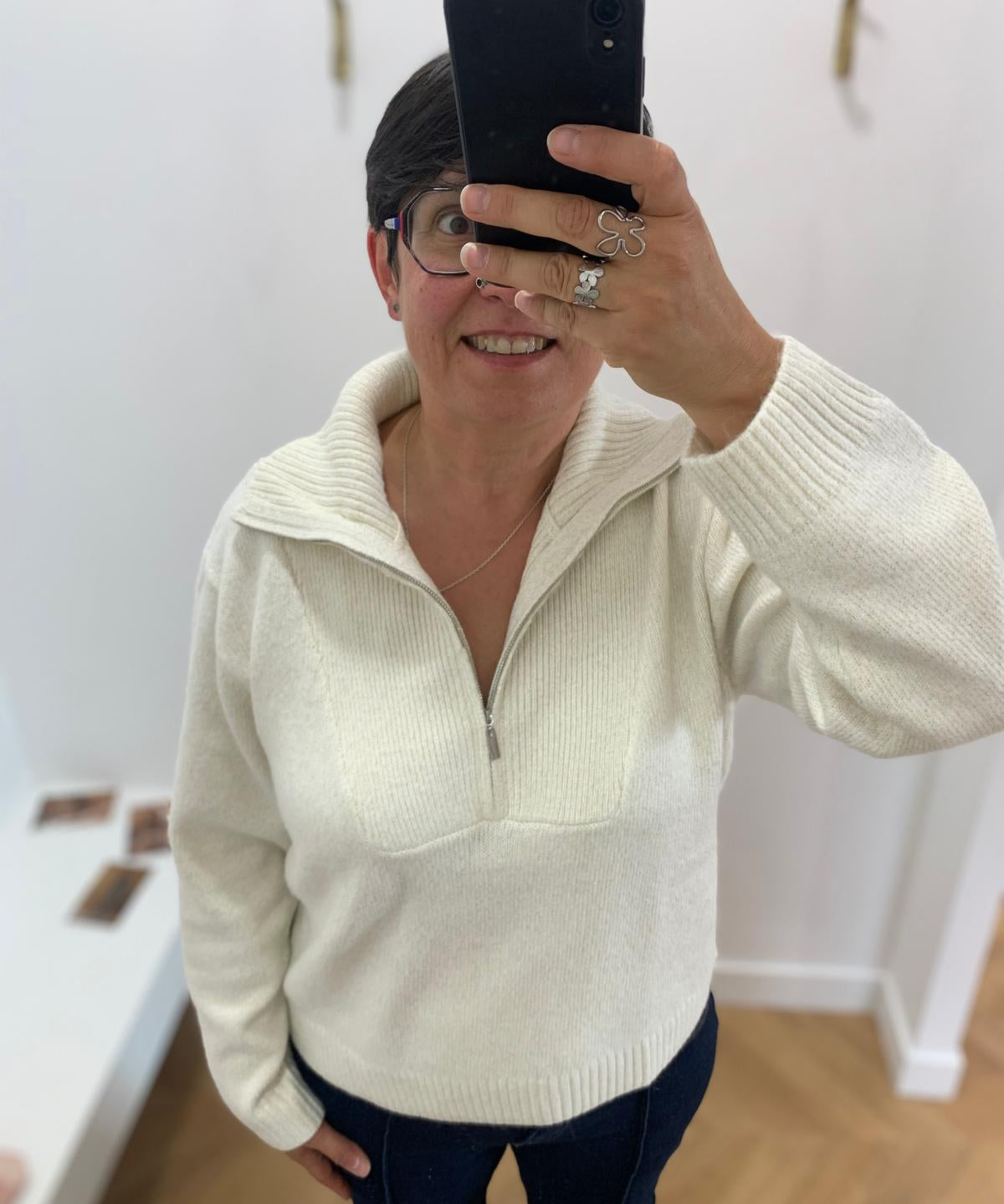 Pull SCANDI FOLK C'EST BEAU LA VIE écru – porté de face avec col camionneur zippé