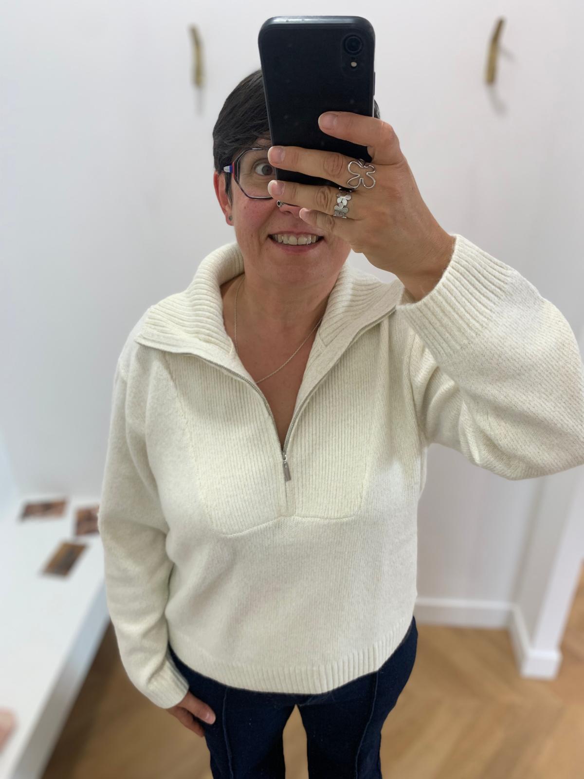 Pull SCANDI FOLK C'EST BEAU LA VIE écru – porté de face avec col camionneur zippé