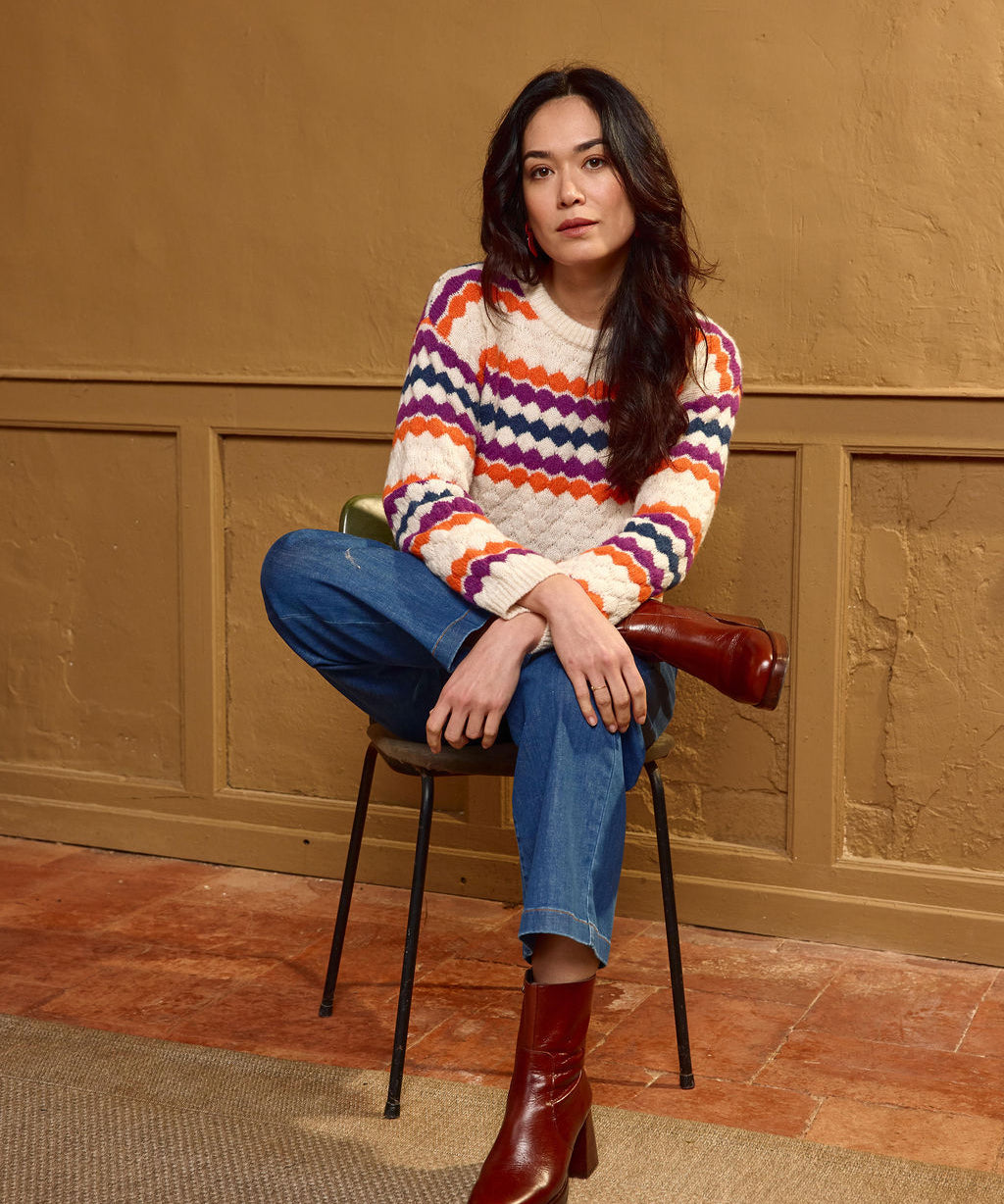 Pull Type Lola Espeleta écru à motifs multicolores – porté avec jean et bottines