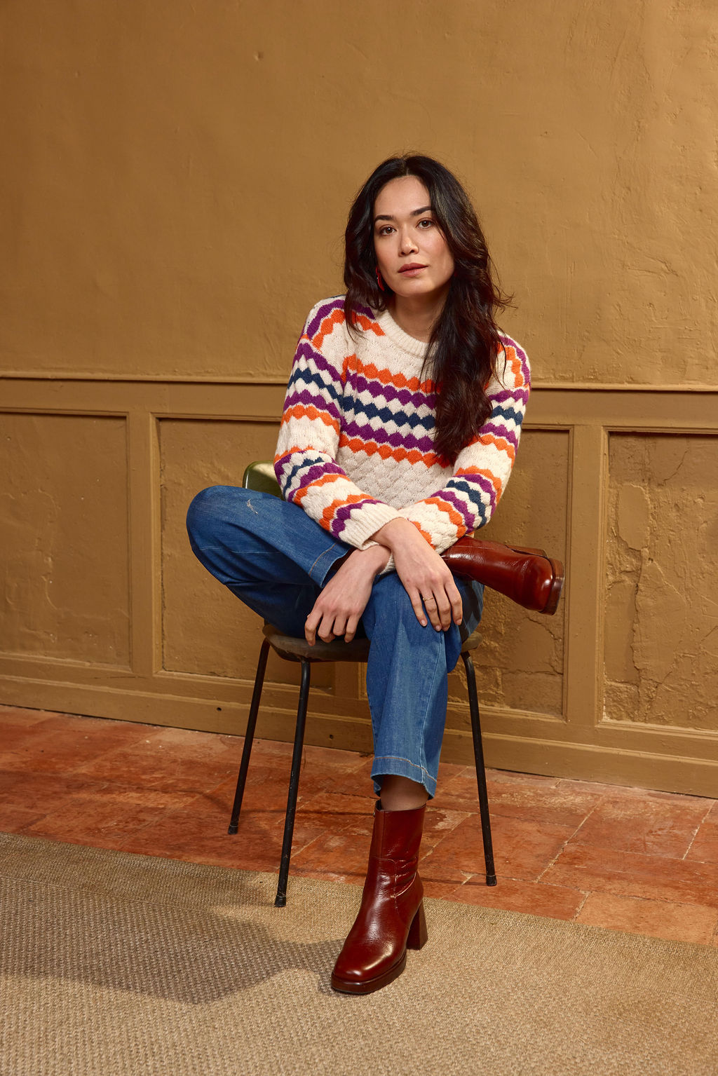 Pull Type Lola Espeleta écru à motifs multicolores – porté avec jean et bottines
