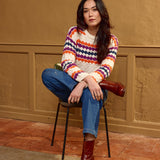 Pull Type Lola Espeleta écru à motifs multicolores – porté avec jean et bottines