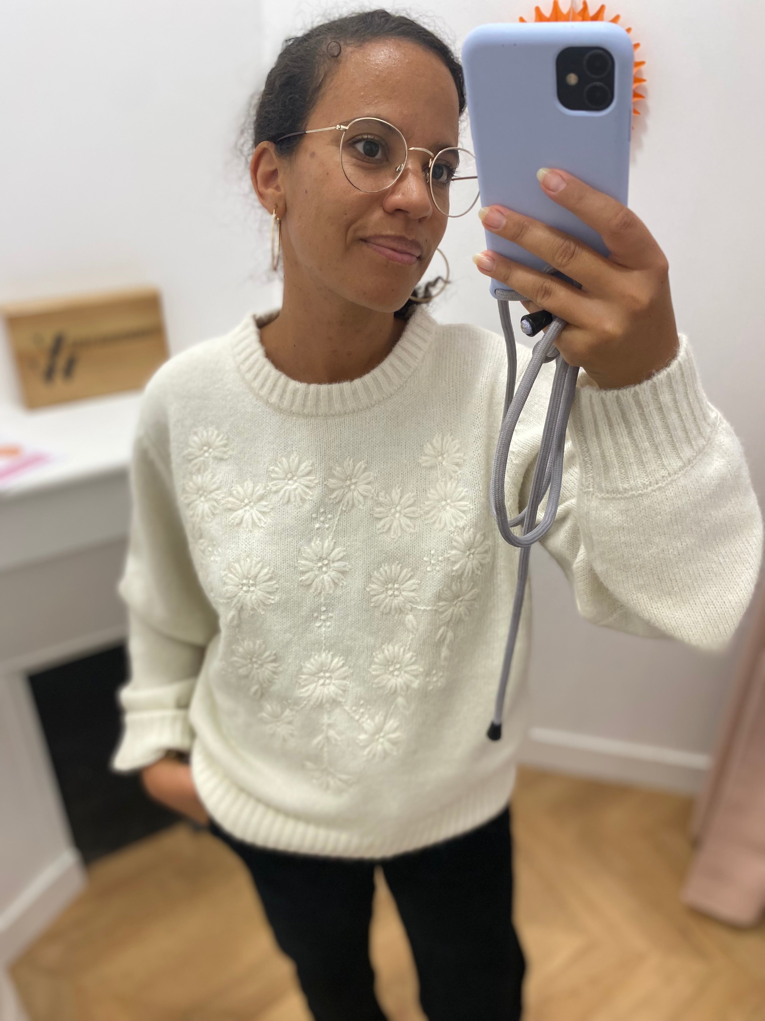 Pull brodé UTICA URBAN WOOD écru – vue portée de face
