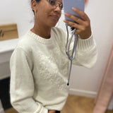 Pull brodé UTICA URBAN WOOD écru – vue portée de trois-quarts