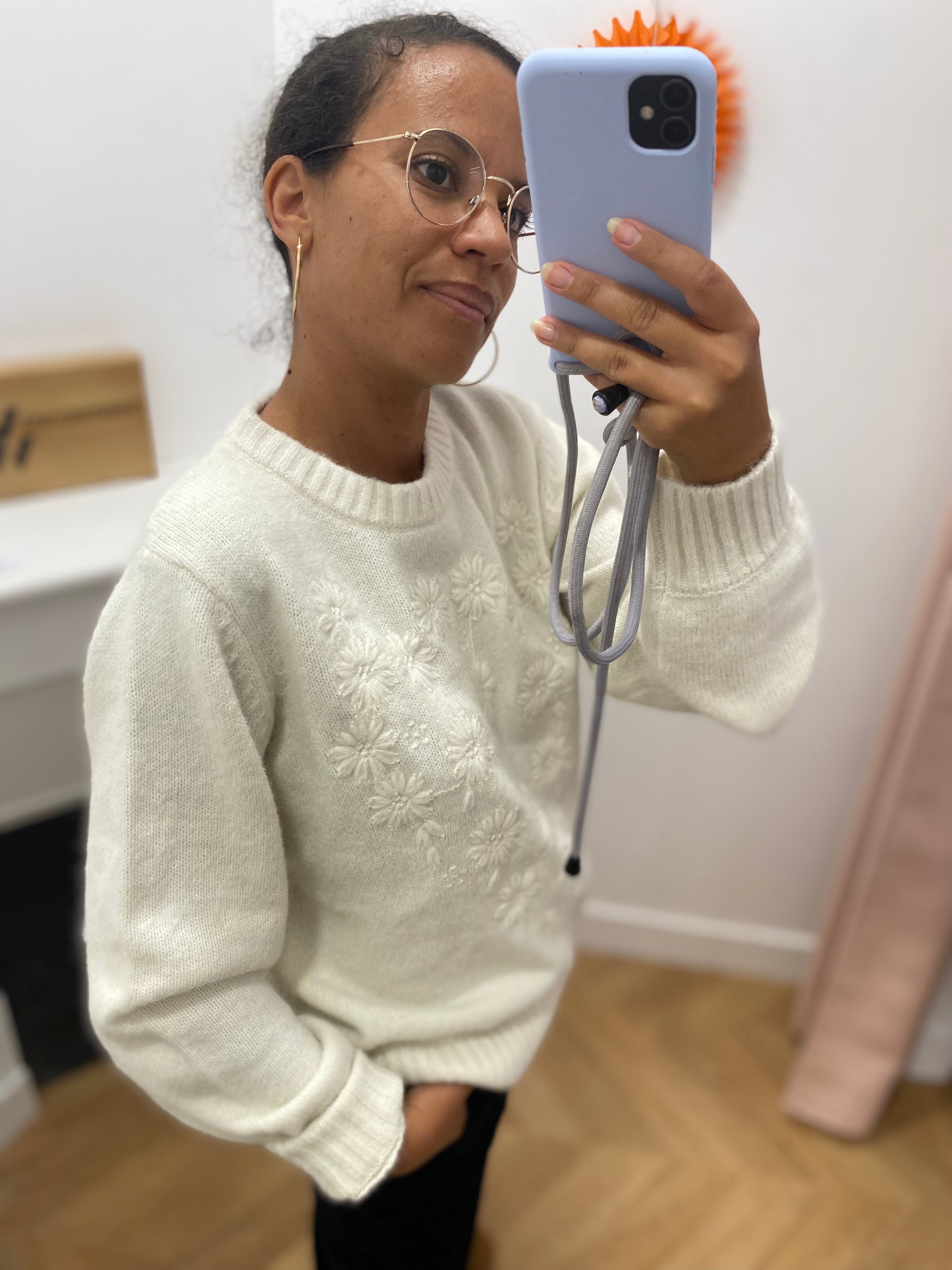 Pull brodé UTICA URBAN WOOD écru – vue portée de trois-quarts