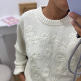 Pull brodé UTICA URBAN WOOD écru – détail broderies florales ton sur ton