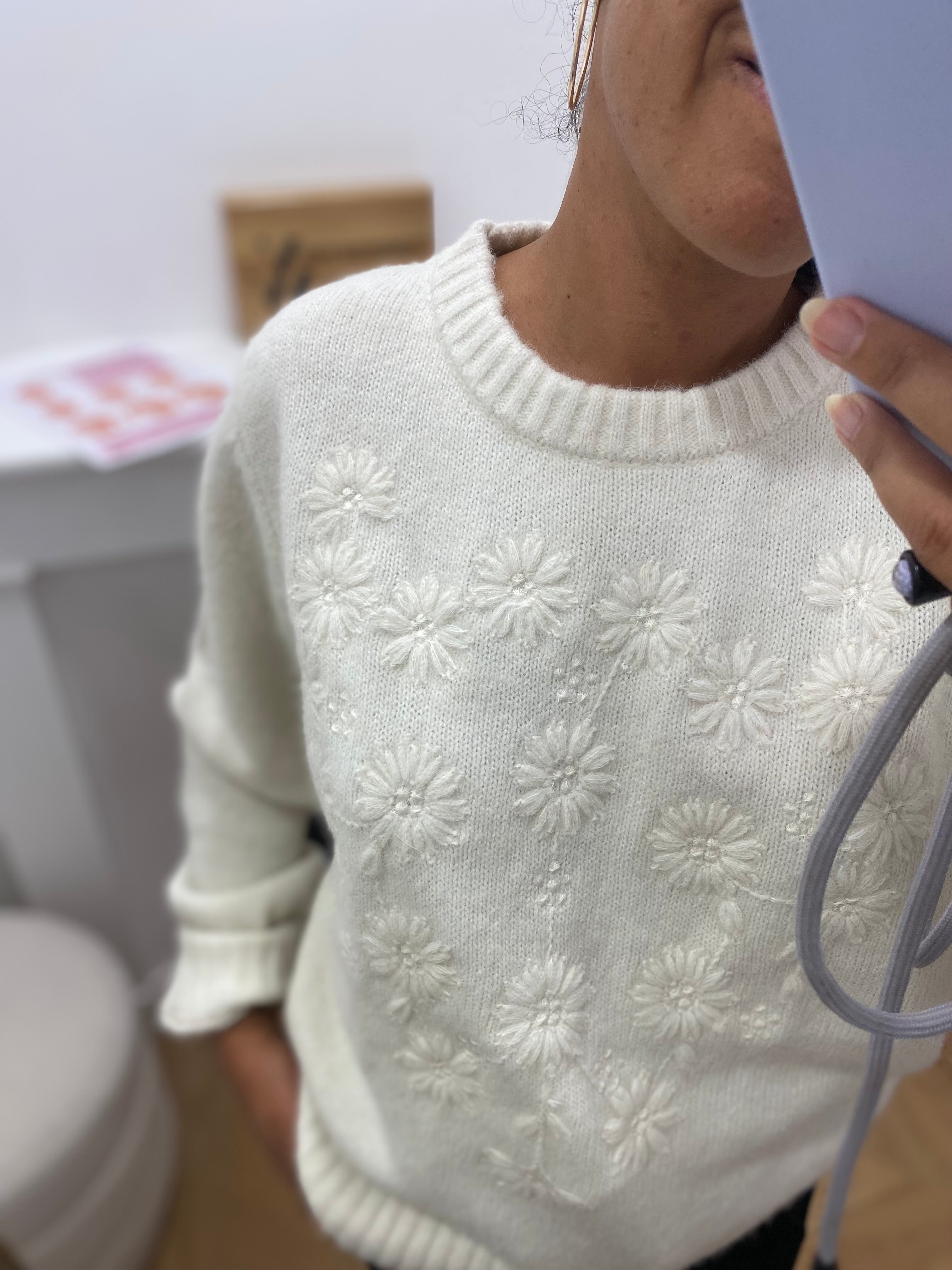 Pull brodé UTICA URBAN WOOD écru – détail broderies florales ton sur ton