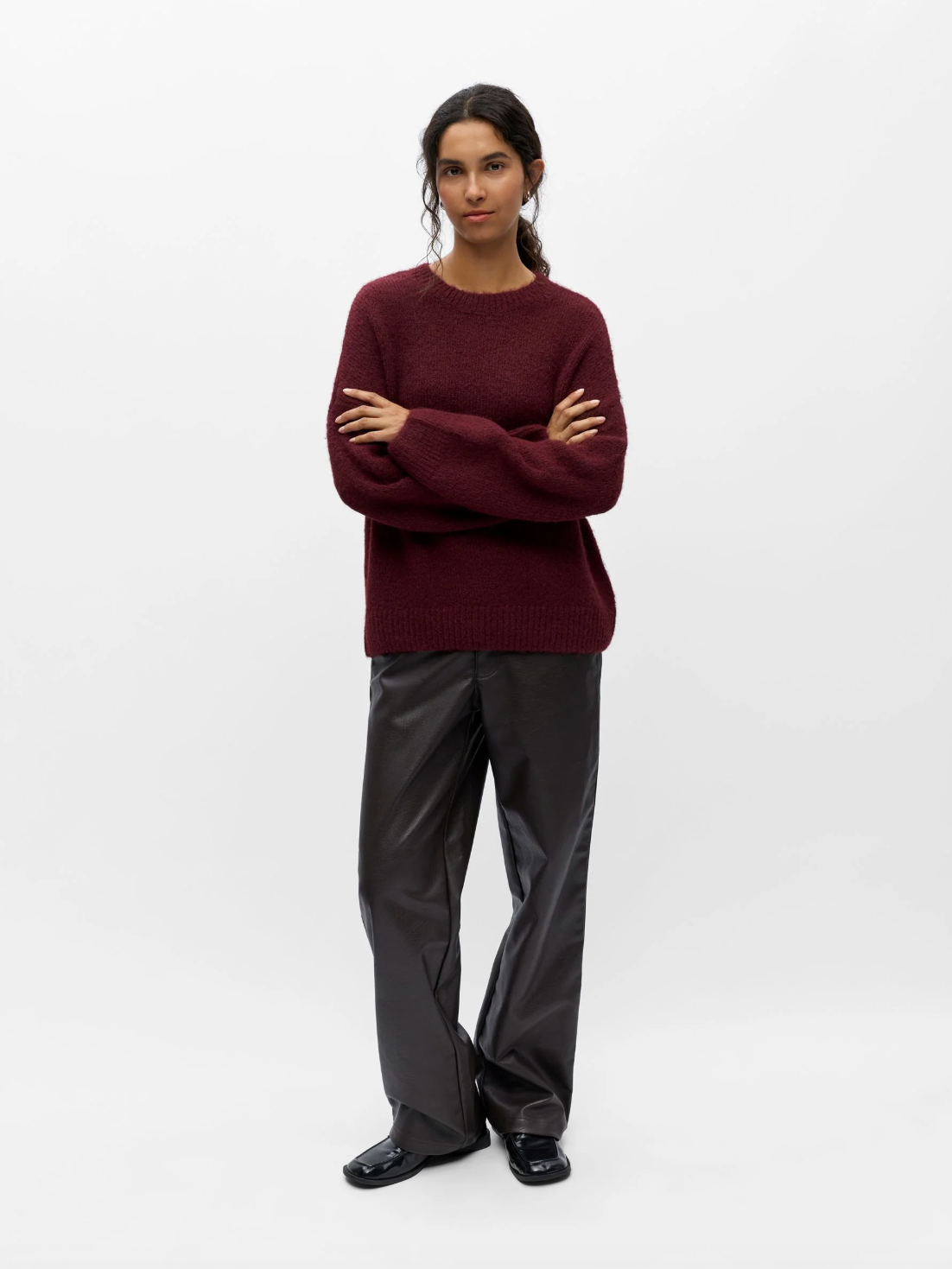 Pull ample bordeaux OBJSAGGIA OBJECT porté par une femme – vue de face