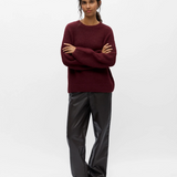 Pull ample bordeaux OBJSAGGIA OBJECT porté par une femme – vue de face