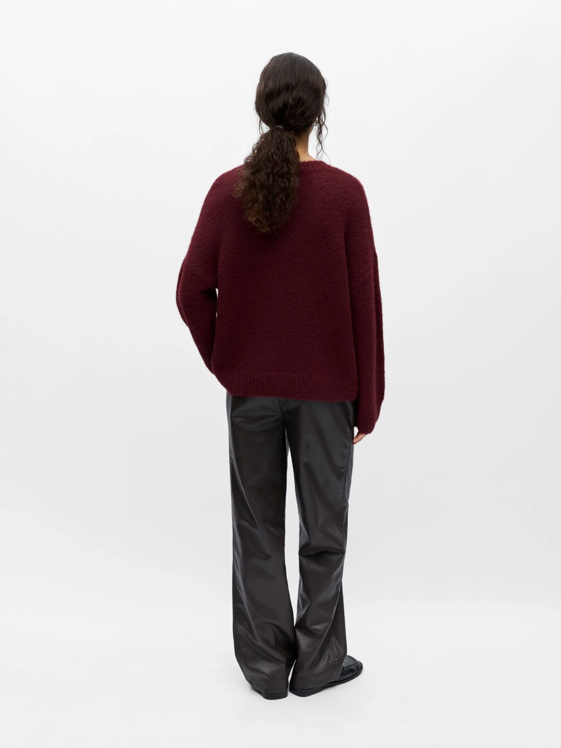Pull ample bordeaux OBJSAGGIA OBJECT porté par une femme – vue de dos