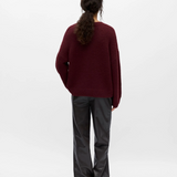 Pull ample bordeaux OBJSAGGIA OBJECT porté par une femme – vue de dos