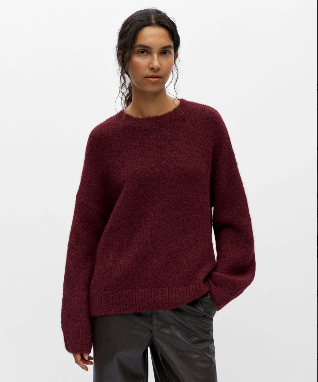Pull OBJSAGGIA OBJECT coloris Windsor Wine porté avec un pantalon noir – vue rapprochée