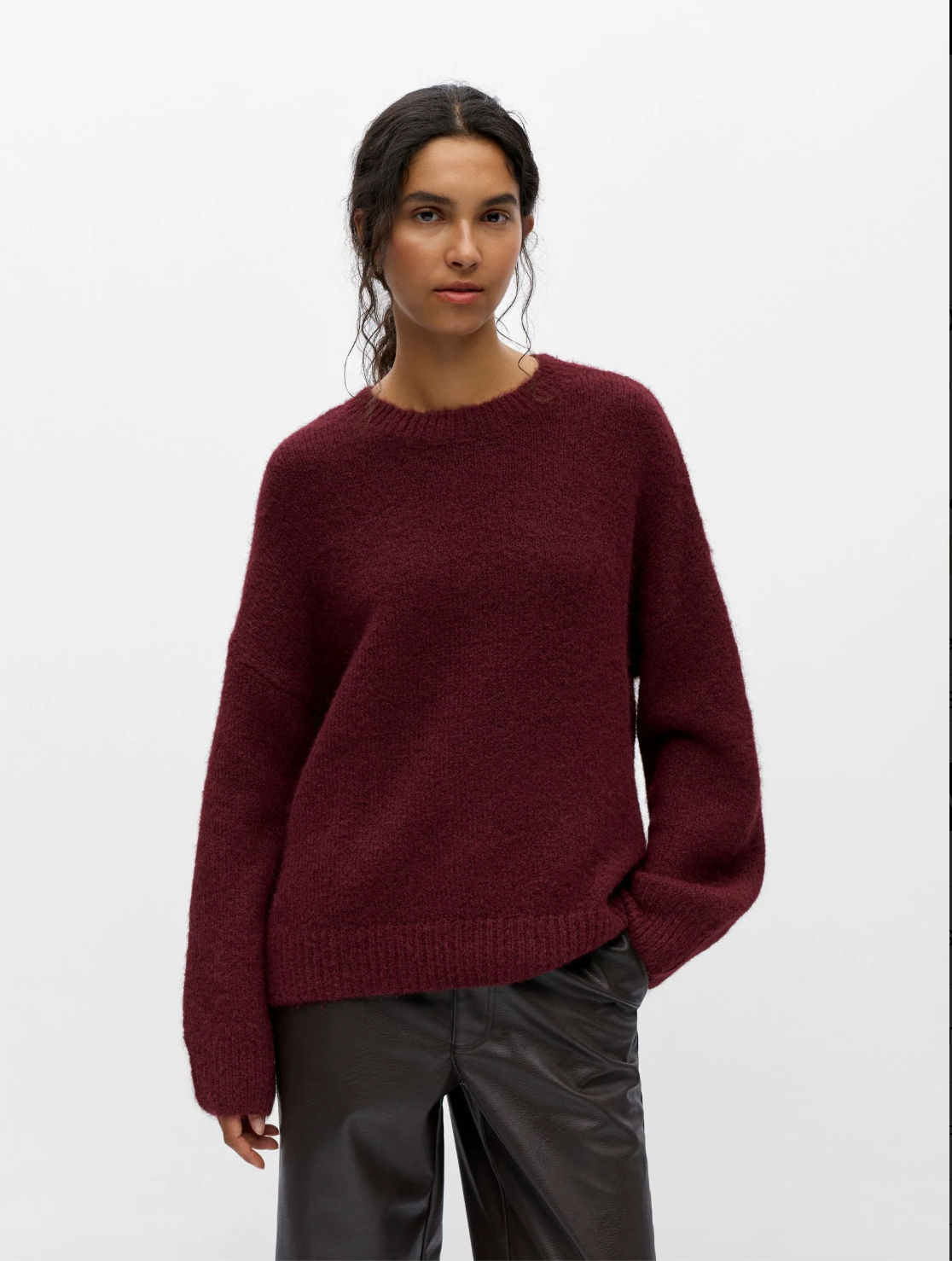 Pull OBJSAGGIA OBJECT coloris Windsor Wine porté avec un pantalon noir – vue rapprochée