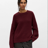 Pull OBJSAGGIA OBJECT coloris Windsor Wine porté avec un pantalon noir – vue rapprochée