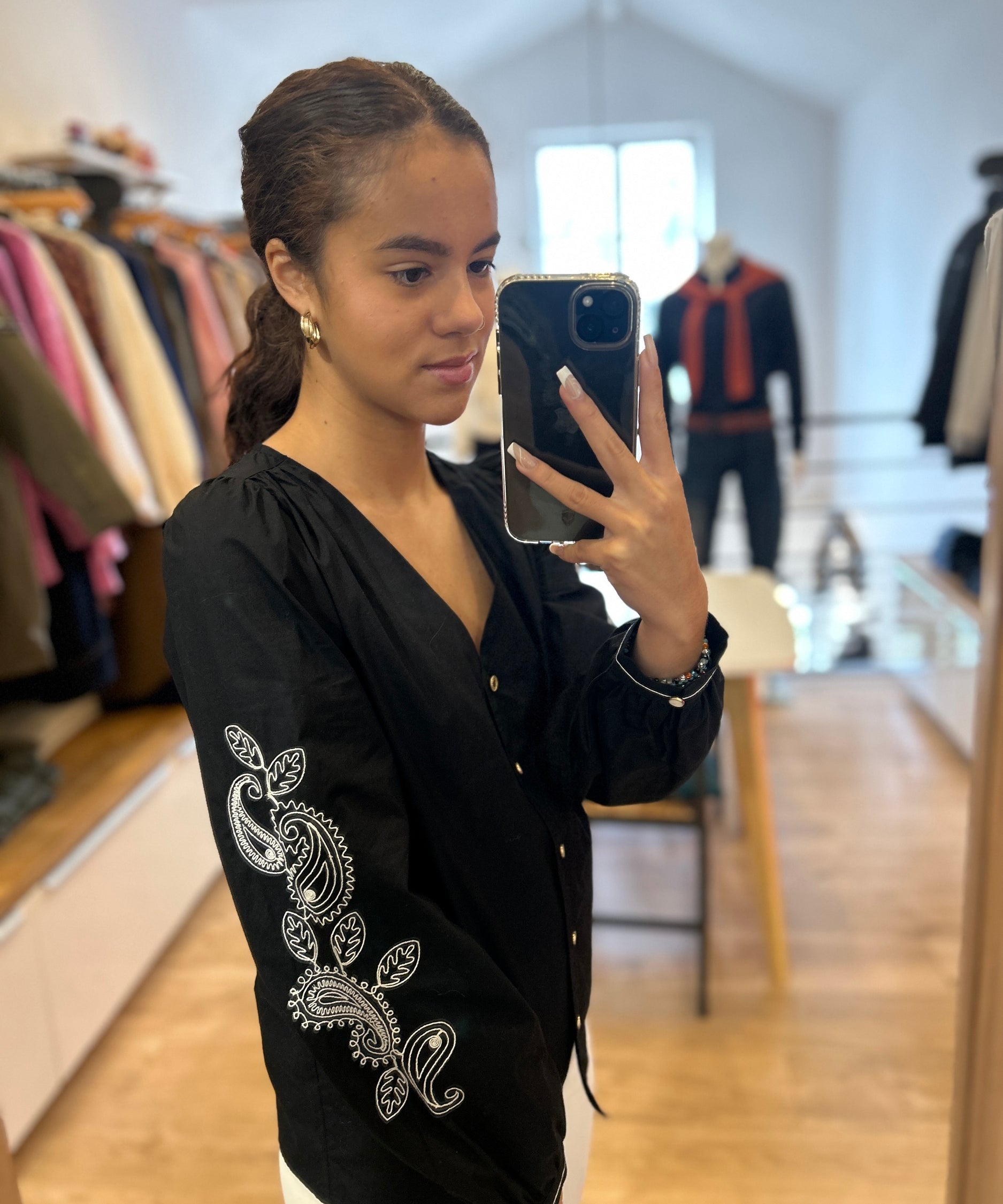 Blouse manches brodées - Noire - I.Code