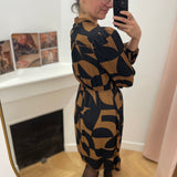 Robe courte graphique Selia - Chocolat - GRACE & MILA