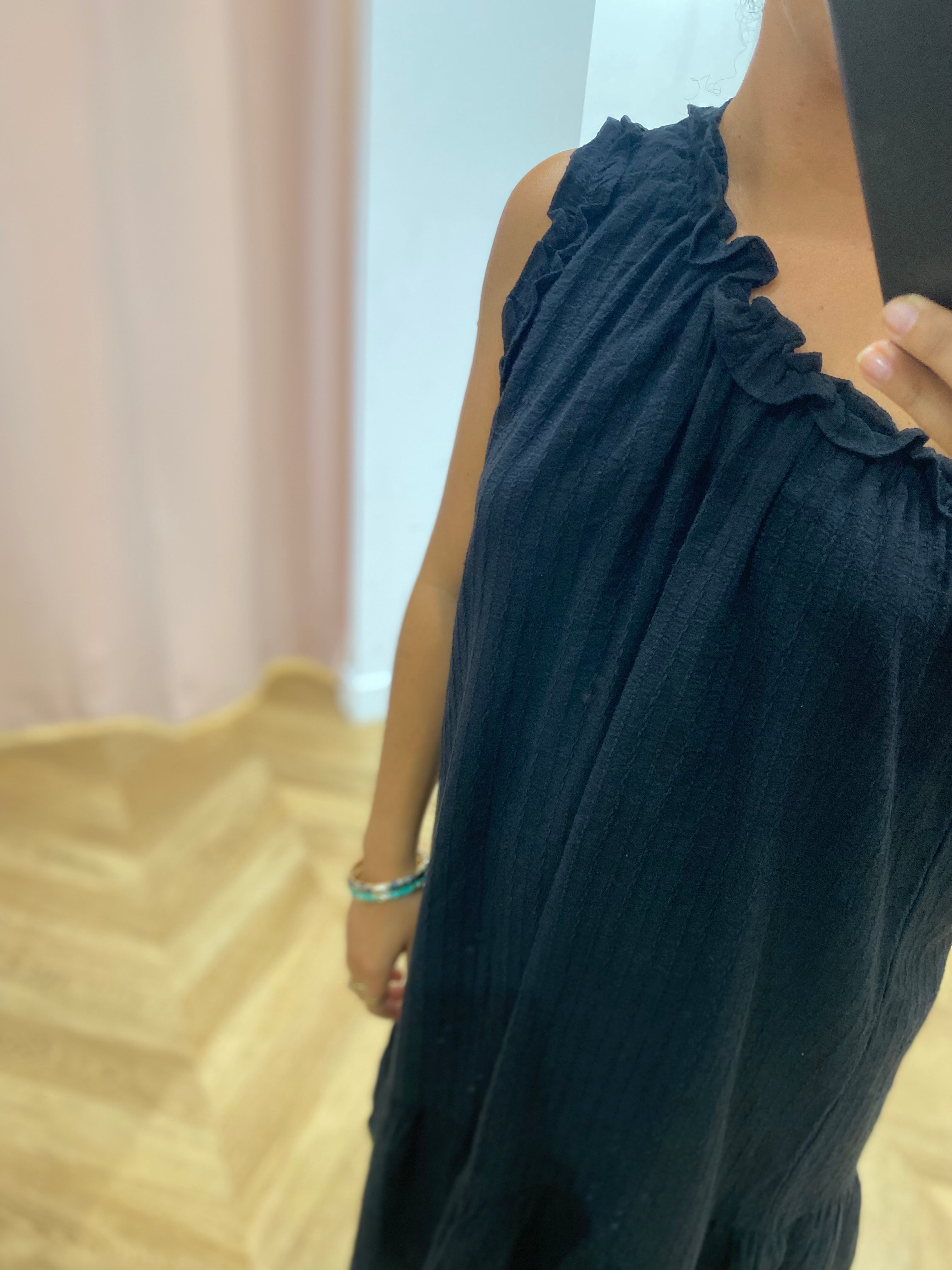 Détail du tissu jacquard et de l’encolure volantée de la robe Viserino VILA