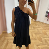 Robe one shoulder Viserino VILA Black Beauty portée