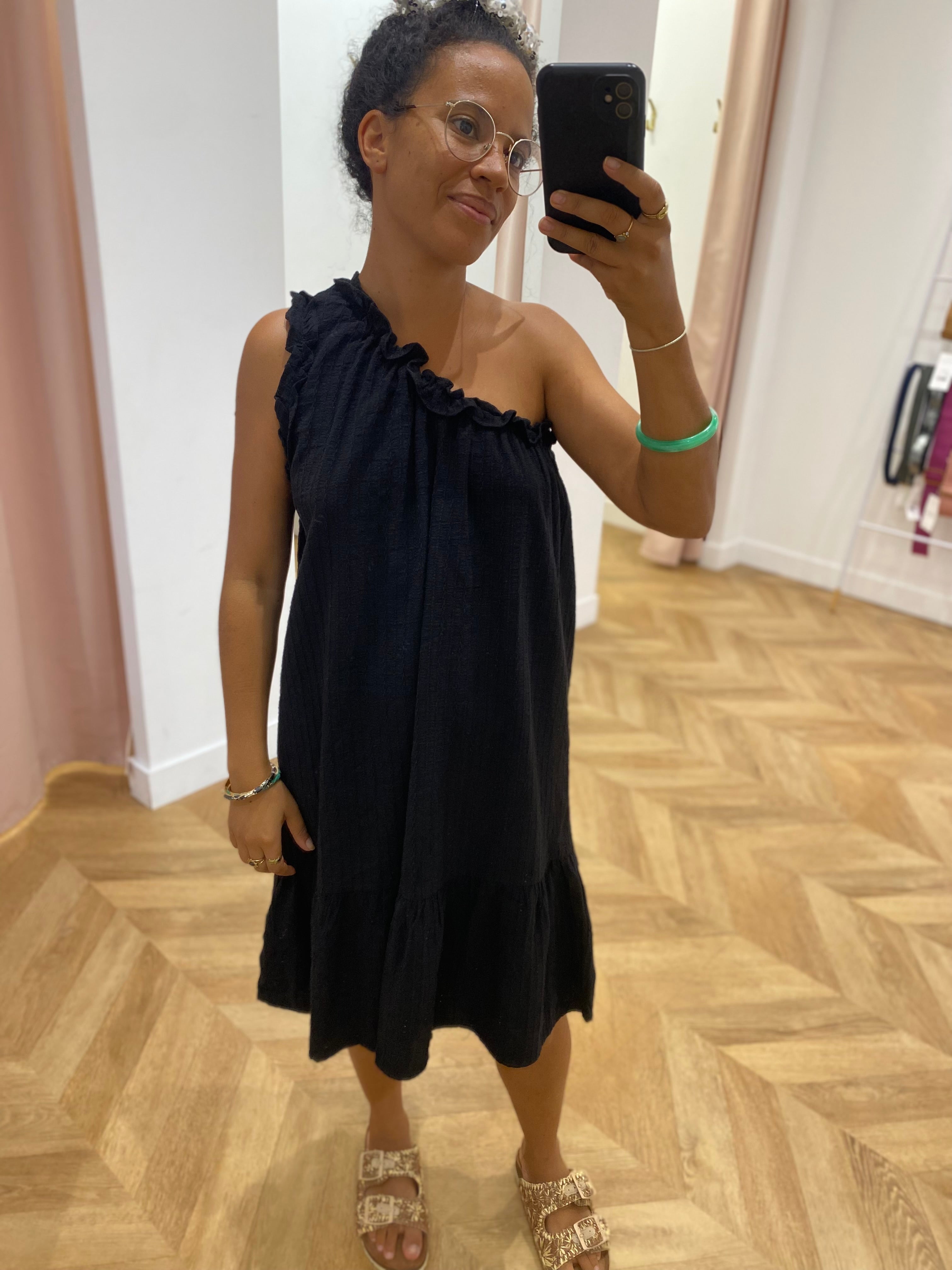 Robe one shoulder Viserino VILA Black Beauty portée