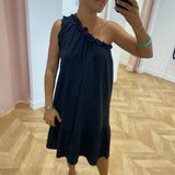 Robe courte Viserino noire VILA portée de face