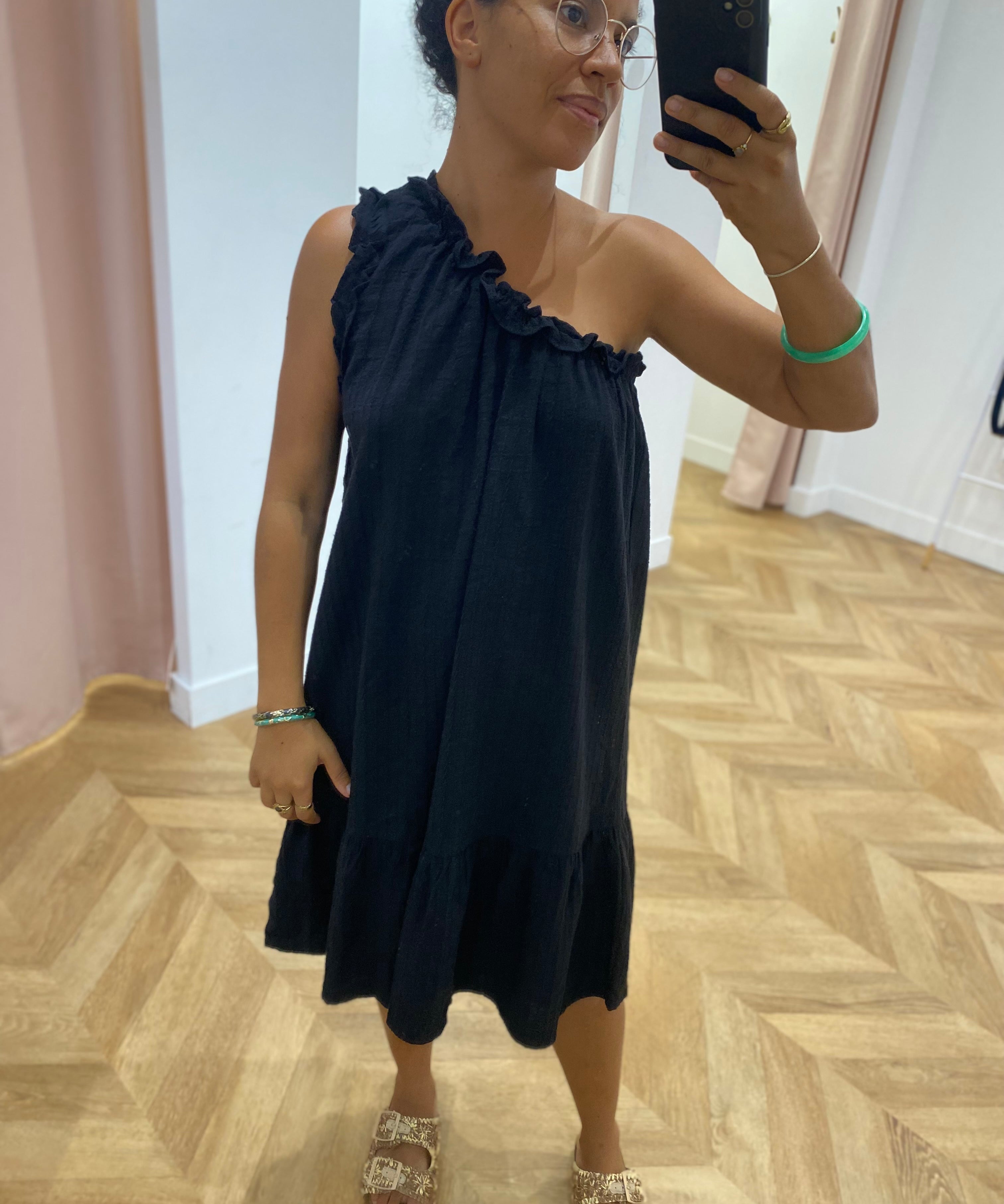 Robe courte Viserino noire VILA portée de face