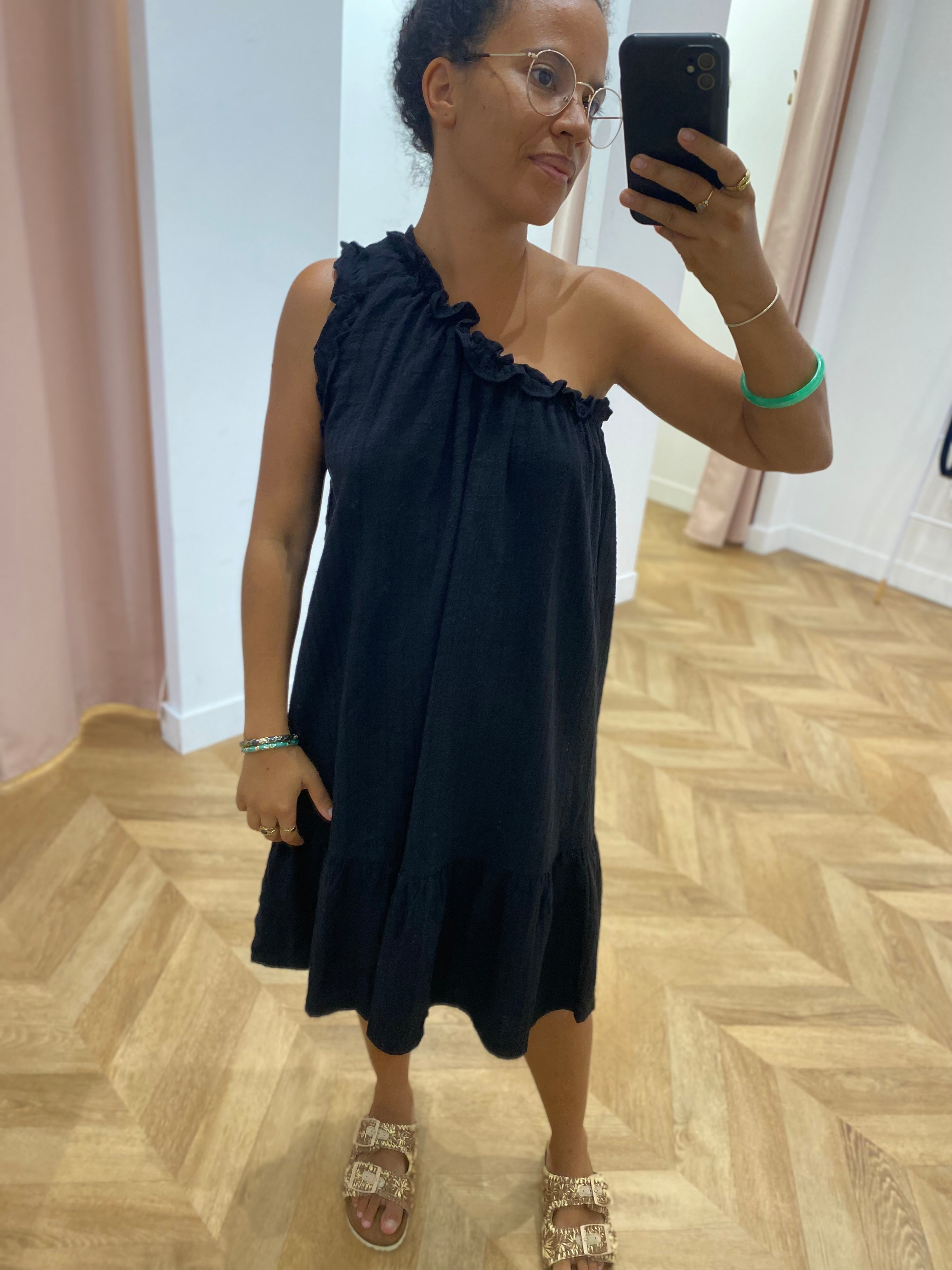 Robe courte Viserino noire VILA portée de face